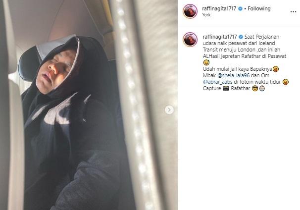 Tingkah jail Rafathar foto pengasuhnya sedang tidur. (Instagram/@raffinagita1717)