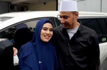 Ada Kartika Putri, 7 Potret Kompak Artis dengan Anak Sambung