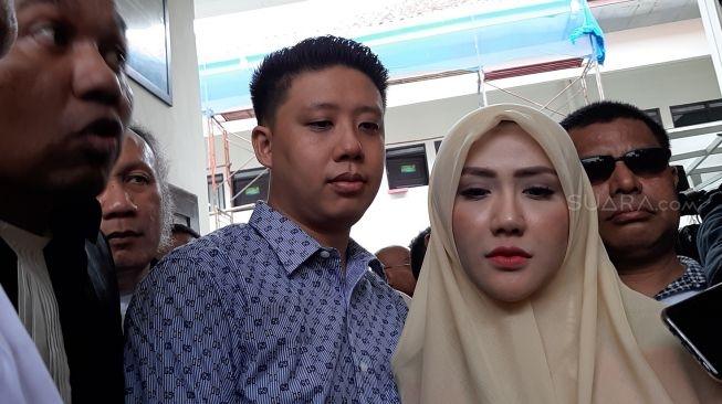 Terdakwa kasus ikan asin, Pablo Benua dan istri, Rey Utami. [Herwanto/MataMata.com]