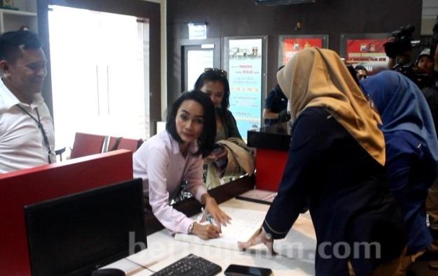 Eka Deli diperiksa Polda Jatim terkait kasus MeMiles. [Beritajatim.com]