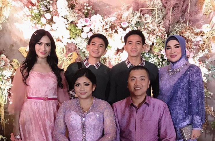 Iis Dahlia hadiri acara lamaran Liana Putri anak Haji Isam. [Instagram]