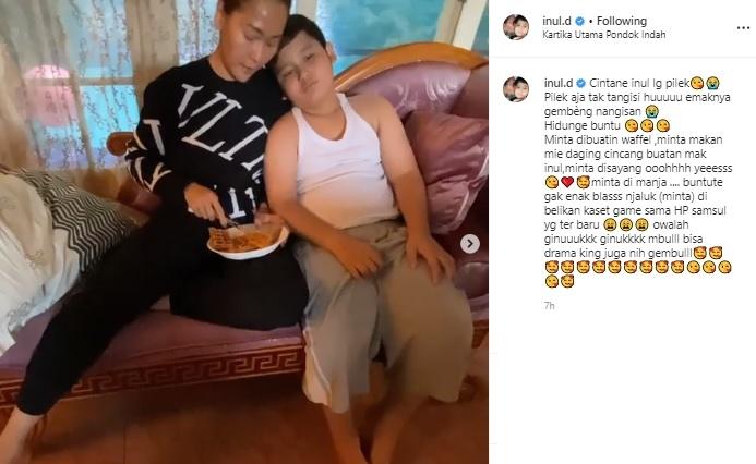 Inul Daratista dan putranya. (Instagram/@inul.d)