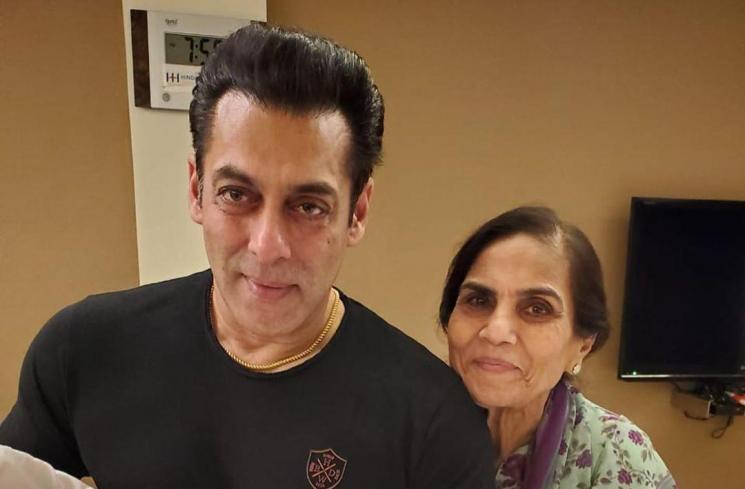 Salman Khan menggendong keponakan (Instagram/@arpitakhansharma)