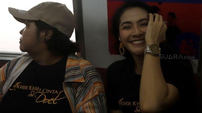Maudy Koesnaedi dan Suti Karno saat promo film di KRL   [Angga Boedhijanto/Suara.com]