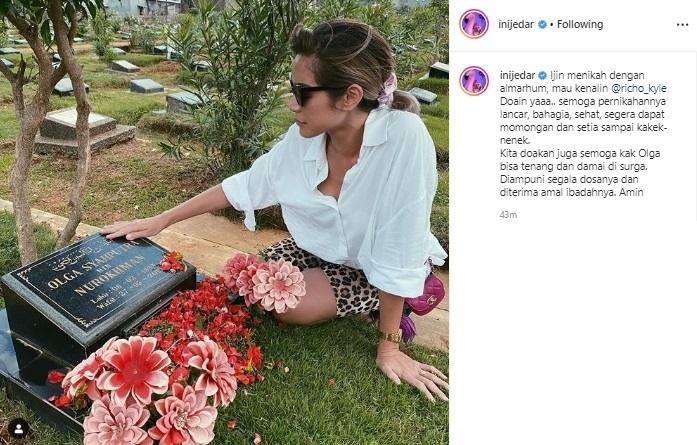 Jessica Iskandar ziarah ke makam Olga Syahputra. (Instagram/@inijedar)