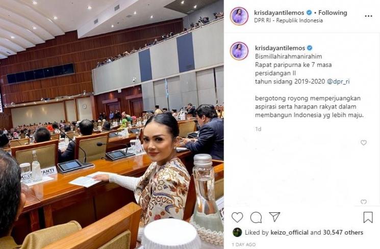 Krisdayanti sedang rapat (Instagram @krisdayantilemos)
