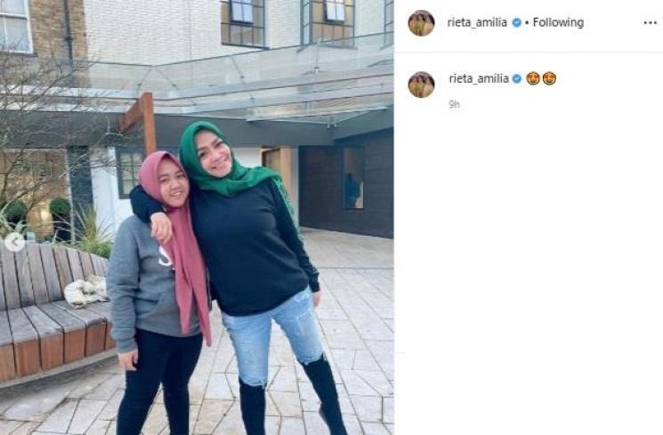 Rieta Amilia dan pengasuh Rafathar. (Instagram/@rieta_amilia)