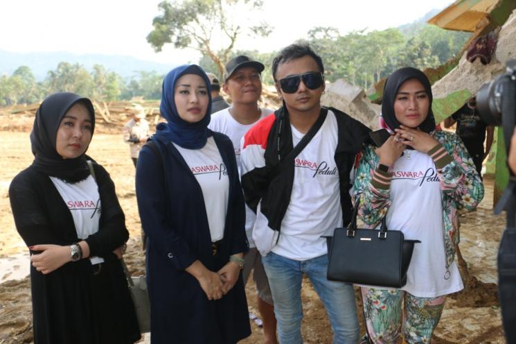 Fitri Carlina (kerudung biru) sumbang pesantren yang rusak diterjang banjir bandang di Lebak. [Ist]