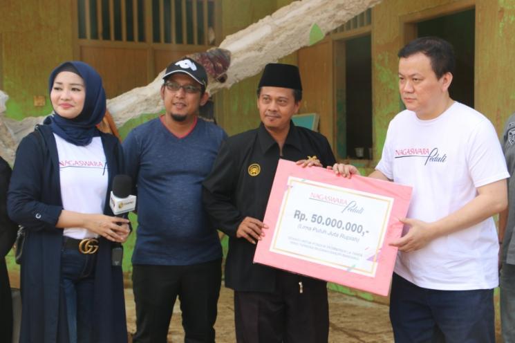 Fitri Carlina (kerudung biru) sumbang pesantren yang rusak diterjang banjir bandang di Lebak. [Ist]