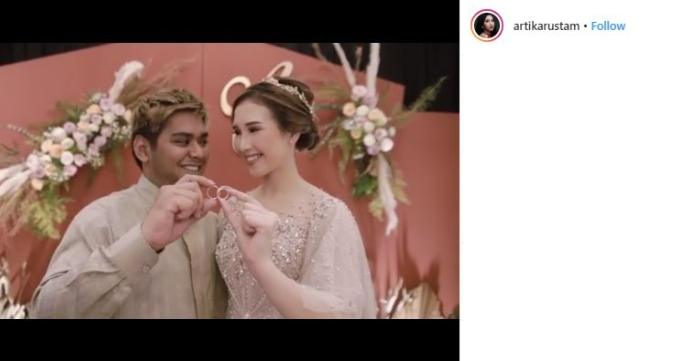 Momen mesra Ahmad Abdul dan Artika Rustam. (Instagram/@artikarustam)