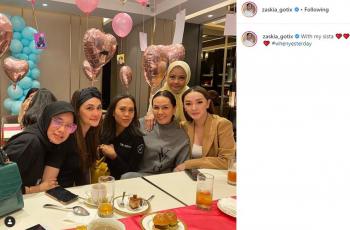 Zaskia Gotik dan teman-temannya (Instagram/@zaskia_gotix)