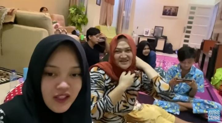 Putri Delina dan mendiang Lina (YouTube/Putri Delina)