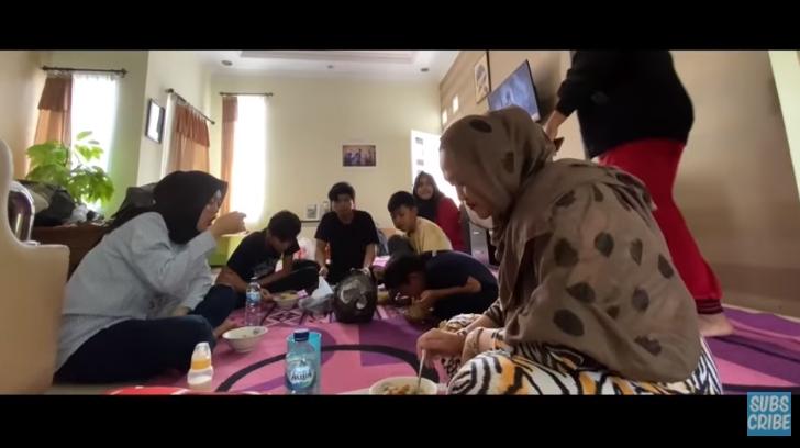 Putri Delina dan mendiang Lina (YouTube/Putri Delina)