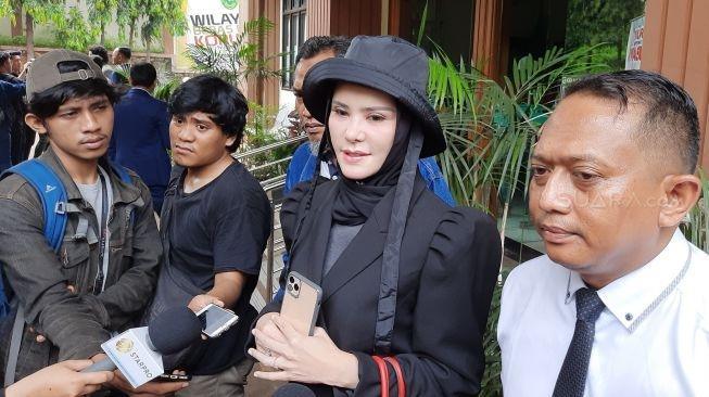 Angel Lelga menjalani sidang cerai di Pengadilan Agama Jakarta Selatan, Senin (20/1/2020). [Ismail/Matamata.com]