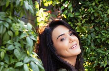 Nyuci Motor Pakai Tank Top dan Nyeker, Body Goals Preity Zinta Buat Riuh