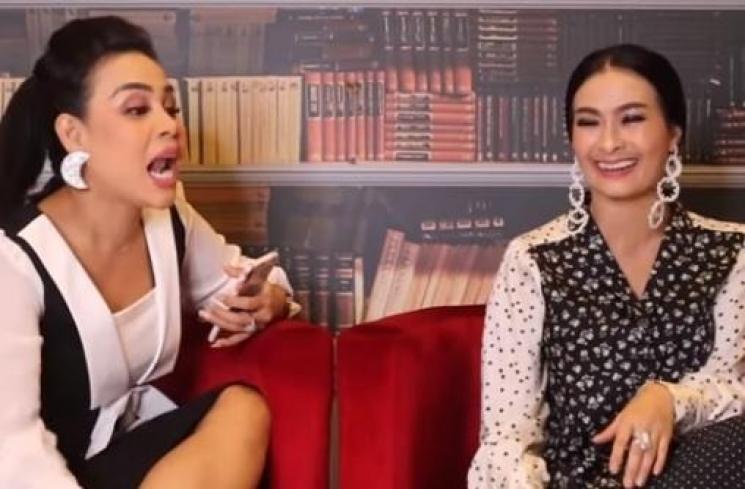Melaney Ricardo dan penyanyi dangdut Iis Dahlia. [capture YouTube] 