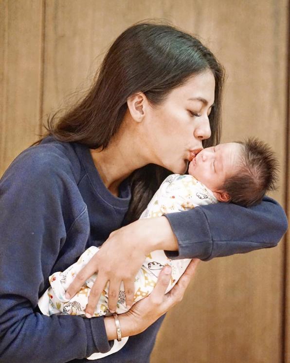 Paula Verhoeven gendong Baby Kiano. (Instagram/@paula_verhoeven)