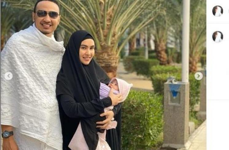 Momen Baby Khalisa ikut umrah Kartika Putri dan Habib Usman bin Yahya. (Instagram/@kartikaputriworld)