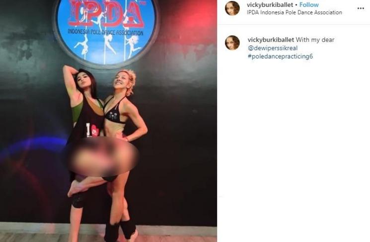 Vicky Burki dan Dewi Perssik (Instagram/@vickyburkiballet)