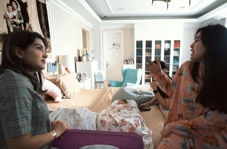 Ashanty dan Syahnaz Sadiqah. (Youtube/TheHermansyahA6)
