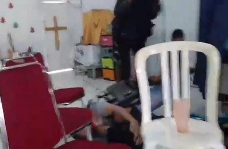 Istri kedua Johny Indo pingsan (Matamata.com)