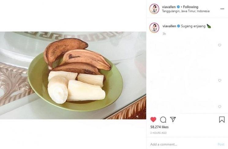 Via Vallen sarapan singkong dan pisang (Instagram @viavallen)