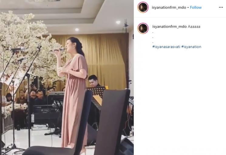 Momen resepsi Isyana Sarasvati (Instagram/@isyanationfrm_mdo)