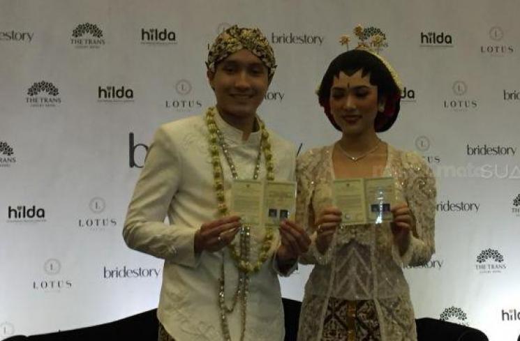 Isyana Sarasvati dan suaminya, Rayhan Maditra [Matamata.com/Herwanto]