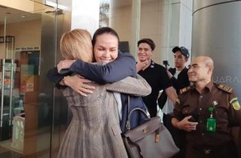 Ingat Kesetiaan Fitri Salhuteru saat Dikepung Polisi, Nikita Mirzani Mewek
