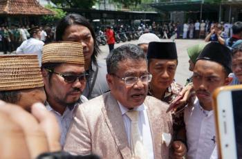 Haru Banget! Hotman Paris Ikut Berdesakan Menyambut Jenazah Gus Sholah