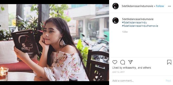 Buku Puisi Prilly Latuconsina. (Instagram/@5detikdanrasarindumovie)