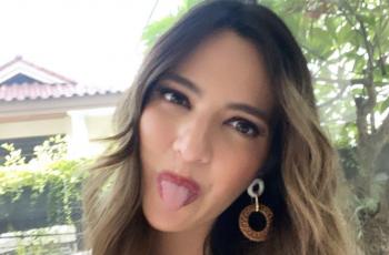 Ketawa Lebar sambil Pamer Paha Mulus, Nia Ramadhani Dicibir Tak Prihatin