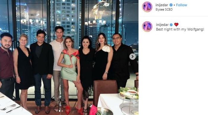 Nia Ramadhani di acara ulang tahun Jessica Iskandar. (Instagram/@inijedar)