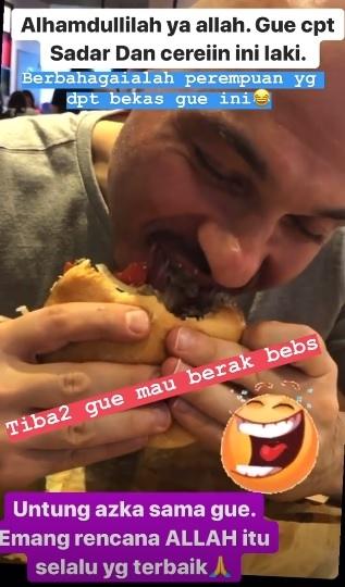 Capture video saat Sajad Ukra rakus melahap burger yang diunggah Nikita Mirzani. [Instagram]