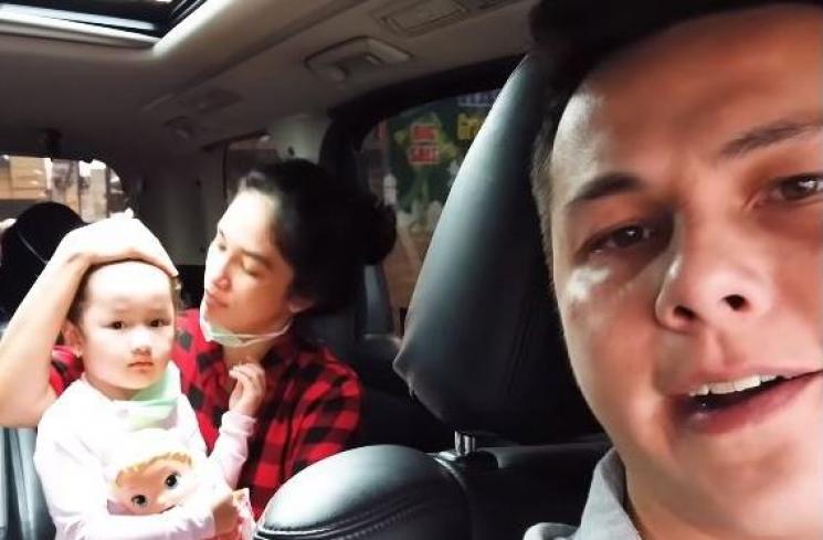 Keluarga Ussy Sulistiawaty. (Youtube/UssyAndhikaOfficial)