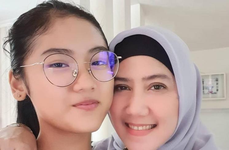 Ine Sinthya dan putrinya, Sherin Syahnaz Syahrani (Instagram/@inesinthya)