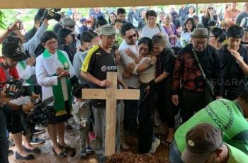 Menjerit di Pemakaman! Karen Idol: Anakku Sudah Tidak Kelihatan