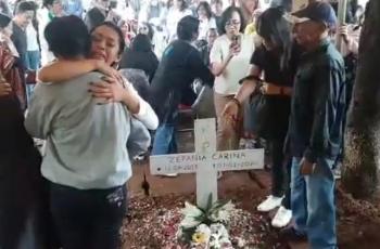 Saksikan Pemakaman Putrinya, Karen Idol Menangis Histeris