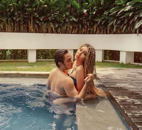 Abash dan Lucinta Luna pelukan di sudut kolam renang di Bali. [Instagram]
