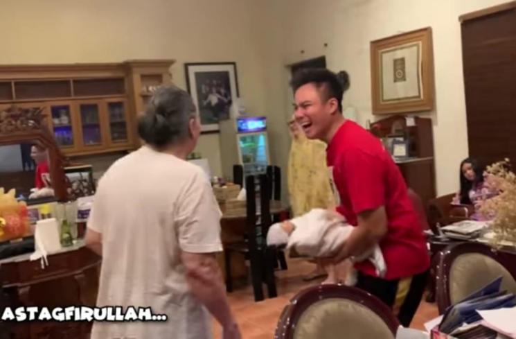 Baim Wong diomeli ayahnya. (Youtube/BaimPaula)