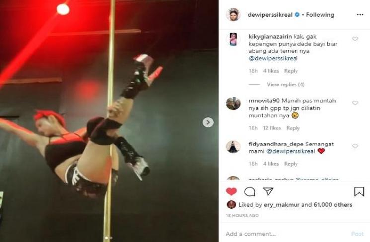 Dewi Perssik latihan pole dance (Instagram @dewiperssikreal)