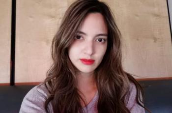 Seksi di Pantai Pakai Swimsuit, Penampilan Nia Ramadhani Ditegur