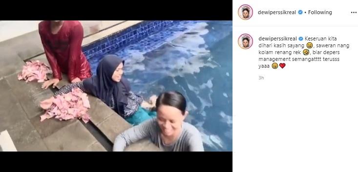 Dewi Perssik sawer duit ke karyawan. (Instagram/@dewiperssikreal)