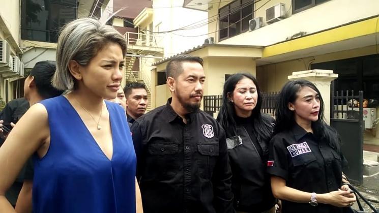 Nikita Mirzani sambangi Mabes Polri. [Yuliani/MataMata.com]