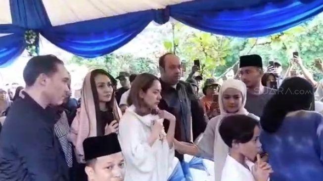 Bunga Citra Lestari di pemakaman suaminya, Ashraf Sinclar [MataMata.com/Yuliani]