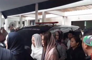 BCL Berjalan dengan Tatapan Kosong saat Antar Jenazah Ashraf Sinclair