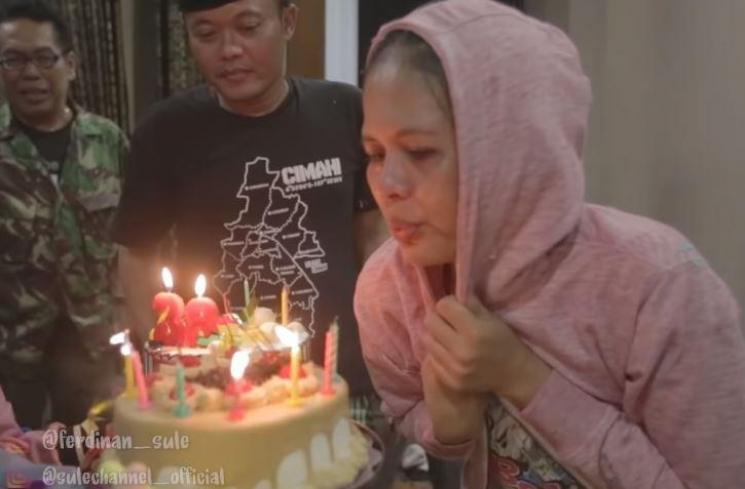 Momen Sule beri surprise adiknya. (Youtube/SuleChannel)