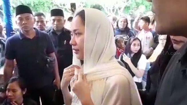 Bunga Citra Lestari usai prosesi pemakaman suaminya, Ashraf Sinclair [MataMata.com/Yuliani]
