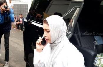 Berbaju Serba Putih, Rossa Melayat ke Rumah Duka Suami BCL, Ashraf Sinclair