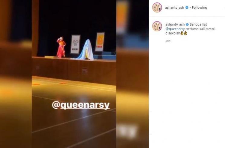 Arsy Hermansyah tampil di pentas sekolah. (Instagram/@ashanty_ash)